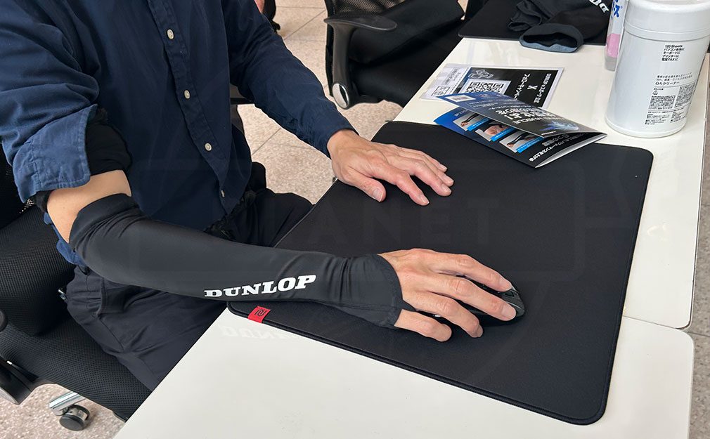 ALL DUNLOP FES　ゲーミングマッスル アームサポーターを装着して実際に操作している写真