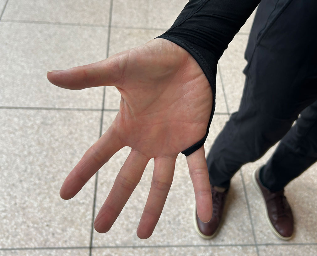 ALL DUNLOP FES　ゲーミングマッスル アームサポーターが小指に掛けられるのが分かる写真