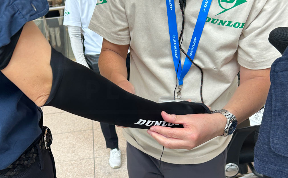 ALL DUNLOP FES　ゲーミングマッスル アームサポーターをスタッフの方に装着して貰う写真
